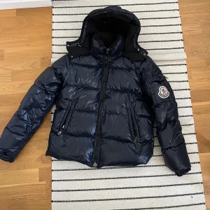Moncler jacka(Himalaya) - Moncler Himalaya, strl 3, köpt från merchsweden för 5900kr, säljer billigt pga att den inte kommer till användning och eftersom jag är i behov av pengar.