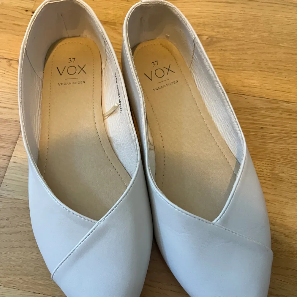 Superfina vit/beiga ballerina skor med spetsig tå! Perfekta till studenten eller skolavslutningen! De är i storlek 37 och i mycket bra skick, en minimal smutsfläck på ena tån, men går antagligen enkelt att få bort! Tyvärr för stora för mig.. Skor.
