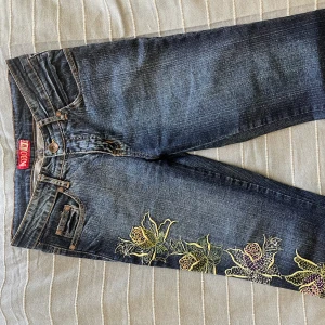 Vintage jeans med blom-broderi - Köpta second hand, vet ej märket