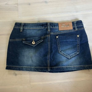 Mini Demin kjol/ skirt - Sjukt snygg denim kjol, har använt en gång, i jätte bra skick! Är strlk S men är oxå lite strethiga så kan passa strlk M