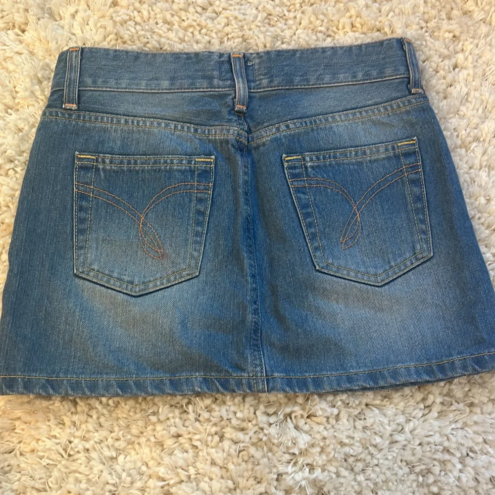 Skit snygg jeans kjol köpt second hand som tyvärr blivit för liten 💗💗 skriv för mer frågor!!. Kjolar.