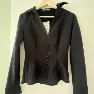 Zara svart skjorta - Svart skjorta från Zara i korsett-stil. Oanvänd med lapp kvar :)