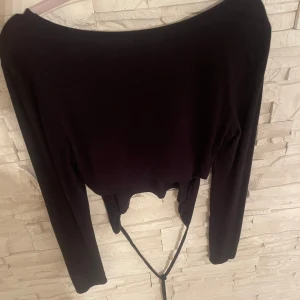 Topp - Svart kort topp som man kan knyta!🫶🫶