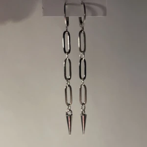 "Estelle" - Trendiga örhängen som passar till allt och är perfekt nu till sommarn!!💕🌺