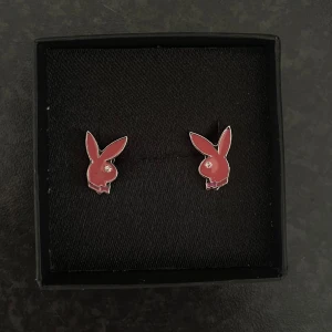 Playboy örhängen - Säljer dessa snygga Playboy örhängen, aldrig använt