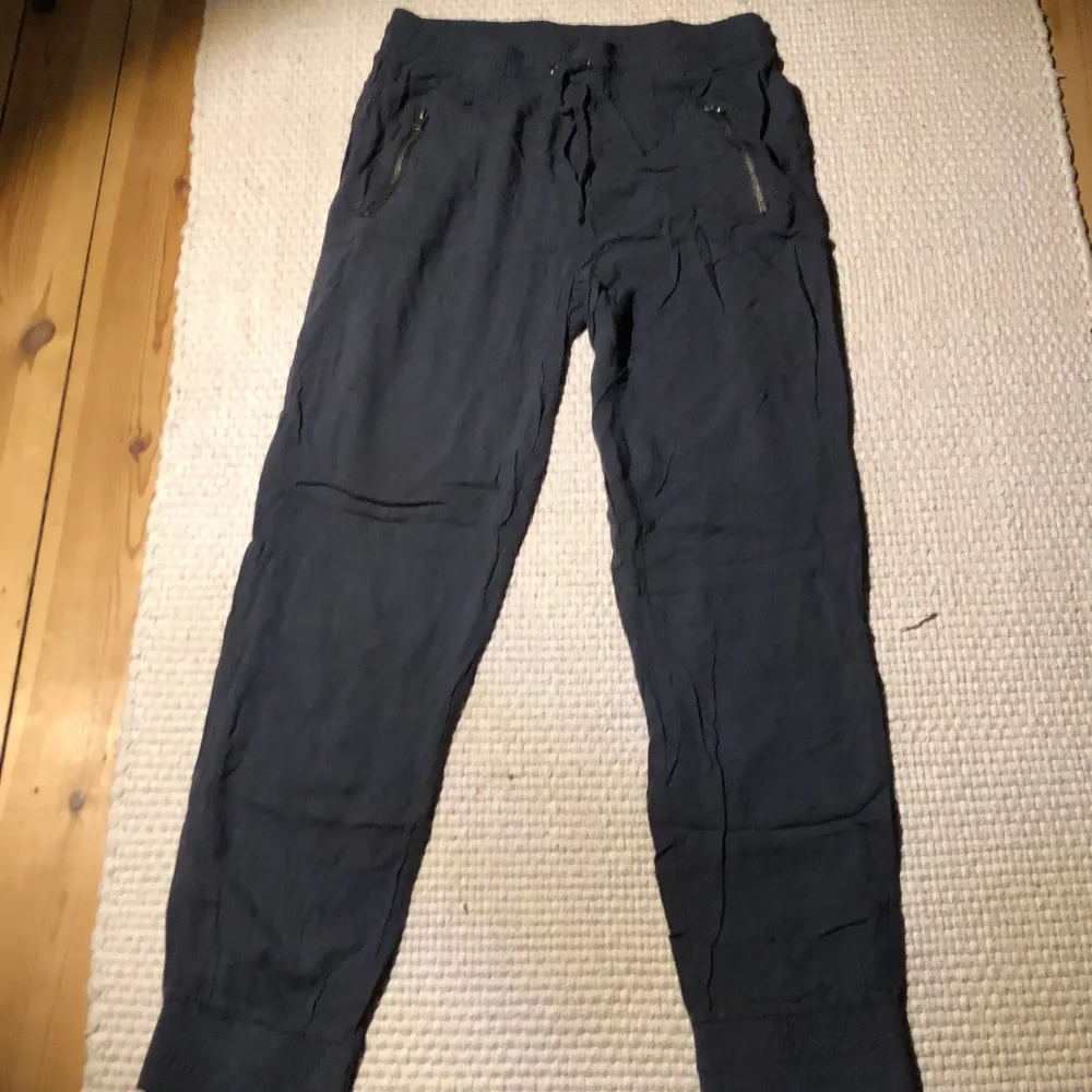 Ett par fina linnebyxor som är mörkblå med ett bra skick 💗. Jeans & Byxor.