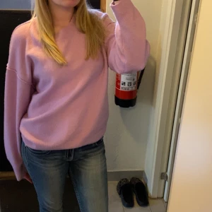 Stickad tröja  - Säljer denna jätte gulliga stickade tröjan från weekday❤️ säljer då den inte kommer till användning 🫶 Pris kan diskuteras vid snabbt köp🙏