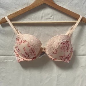 Bh bundle💕 - Jag lägger ut en massa BH:ar, desto fler du köper, desto bättre pris får du! Ljusrosa bh med rosa rosor på 🌹🩷  jättefint skick! 💕