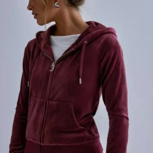 Juicy couture set  - - Metalldetaljerna på byxorna saknas, övrigt i nyskick. Säljer då de ej passar mig längre. Byxorna i M & hoodien i S Pris går att diskuteras vid snabb affär 🫶🏻