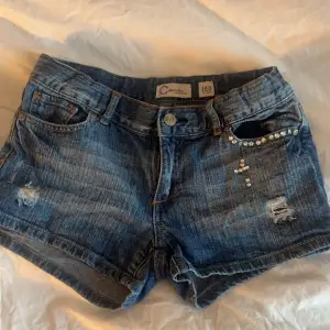 Snygga jeansshorts i stel ”158” (XS) Midja rakt över:35cm Längd:23cm !Använd köp nu!