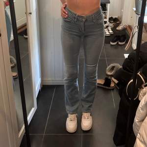 PERFEKTA byxorna nu i vår/sommar!!  Ljusblåa Levis bootcut jeans high waist. 24”.  Nyskick!!