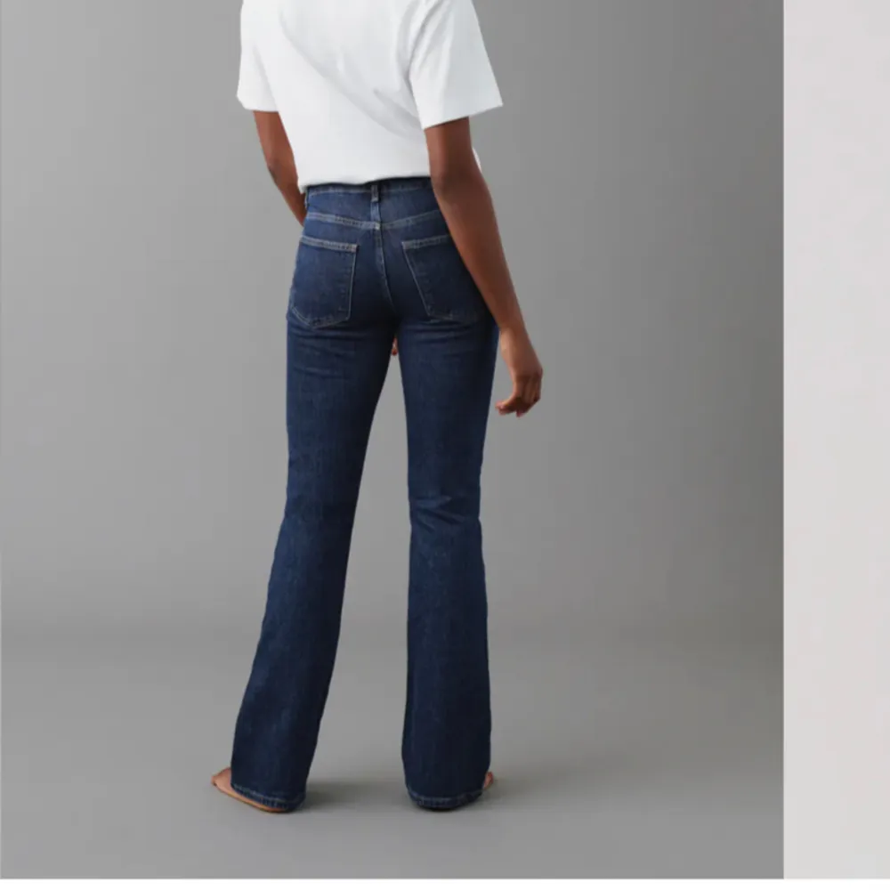 Säljer dessa mörkblåa jeansen från Gina Tricot. Jeansen är i bra skick och har inga skador eller märken! Hör av er vid några funderingar🤍. Jeans & Byxor.