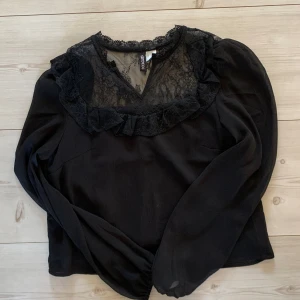 Blus - Super fin blus till sommaren. Köpte i vintras, använt ca 4 gånger därav fint skick.😻😻