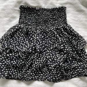 Sommar kjol i svart med vita prickar från Chelsea Bra skick passar xs-s, pris kan diskuteras vid snabb affär 