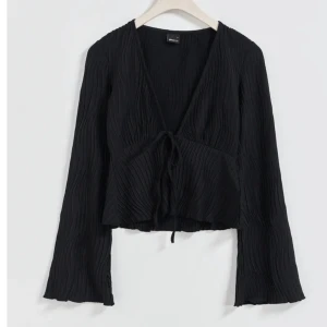 Topp med knytning - Fin topp från Gina. Helt ny aldrig använd. Säljer då det inte är min stilla