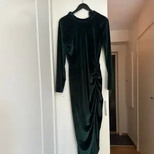 Jättefin emerald maxi klänning med en slit på sidan💚 Klänningen är endast testad en gång och är i mycket bra skick🌸🍀  Priset kan diskuteras🩷