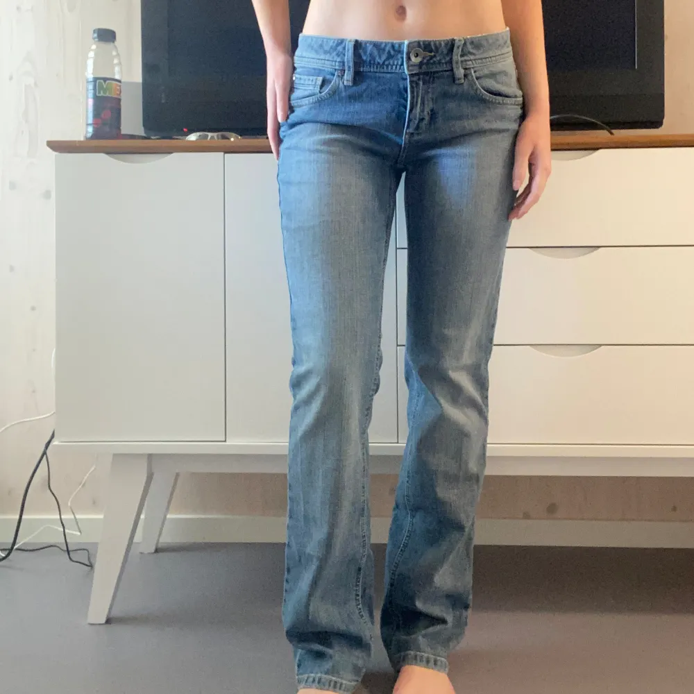 Så coola lågmidjade jeans från esprit❤️‍🔥 midjemått 86cm, innerbenslängd 84cm, står storlek 30/32 i jeansen! säljer då de är aningen stora i midjan på mig tyvärr :/ jag är 169 cm för referens!🥰  #lowwaist #90s #y2k . Jeans & Byxor.