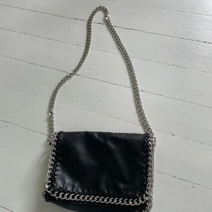 Jätte fin handväska 💗 - En jätte fin handväska från Tiamo, köptes i somras, då kostade den 500💗 Jätte bra att ha får plats med allt man behöver 💗 Om ni vill ha fler bilder så är det bara att säga till! 💗