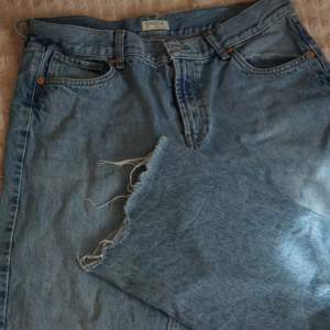 Raka jeans med klippta ben, längden passar till 160-163 cm långa. 