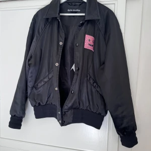 Acne Studios - Bomberjacka S - Säljer en glansig bomberjacka från Acne i storlek S.   Den är oversize och passar därför också flertalet olika storlekar.  Jag är 173 cm, atletiskt byggd. 