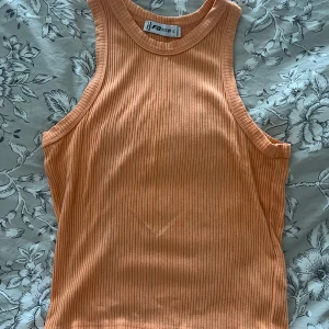 Linne topp - Linne topp i en ljusare orange färg  