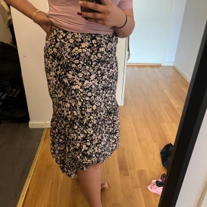 Sommarkjol - En väldigt fin midikjol som är otroligt skön  Normal i storleken