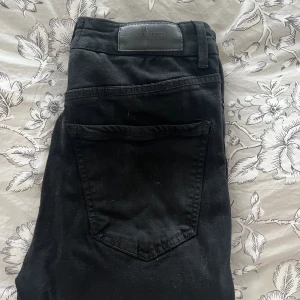 Svarta jeans - Svarta Jenas från Veromoda i ett mjukare tyg 