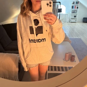 Isabel marant hoddie  - Säljer min Isabel marant hoddie då den inte längre används. Lånade 2 första bilder av tjejen jag köpte av. Tyvärr lite slitage (de 2 sista bilderna) men inget man lägger märke till direkt. Nypris 3300 men pga skicket 500.😊🫶🏼