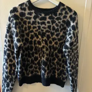Leopard stickad tröja storlek Xs/small ! Ser helt ny 