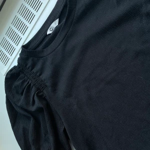 svart t-shirt - Svart t-short från Cubus med ballongärmar 💗 superfin