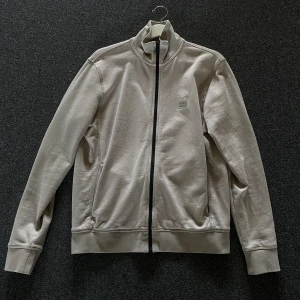 Hugo Boss Zip - Inköpt för ca 1600 kr  Andvänd max 3 gånger.