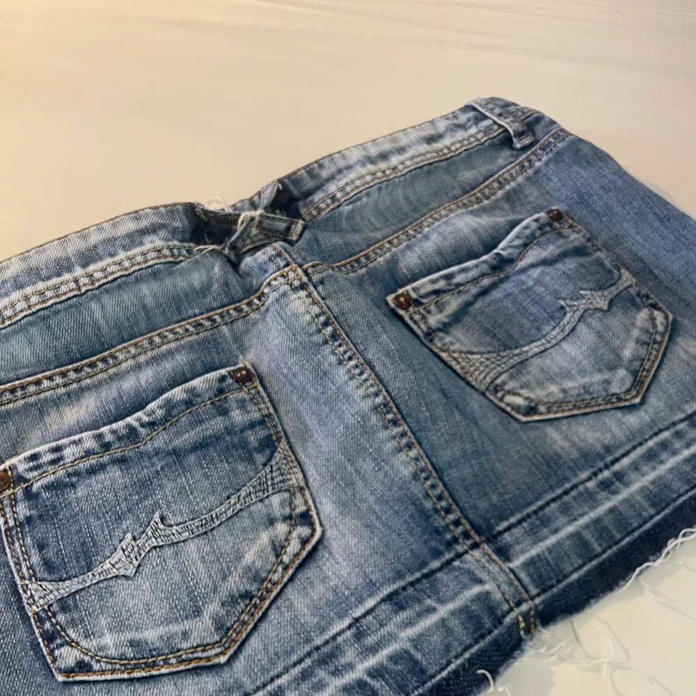 perfekt jeans kjol till sommaren 🥰 39 hm rakt över midjan och 25 cm rakt ner. Kjolar.