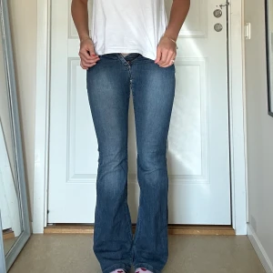 Lågmidjade bootcut jeans - Lågmidjade blåa bootcut jeans väldigt fint skick, vet ej storlek men står us = 28 i dem