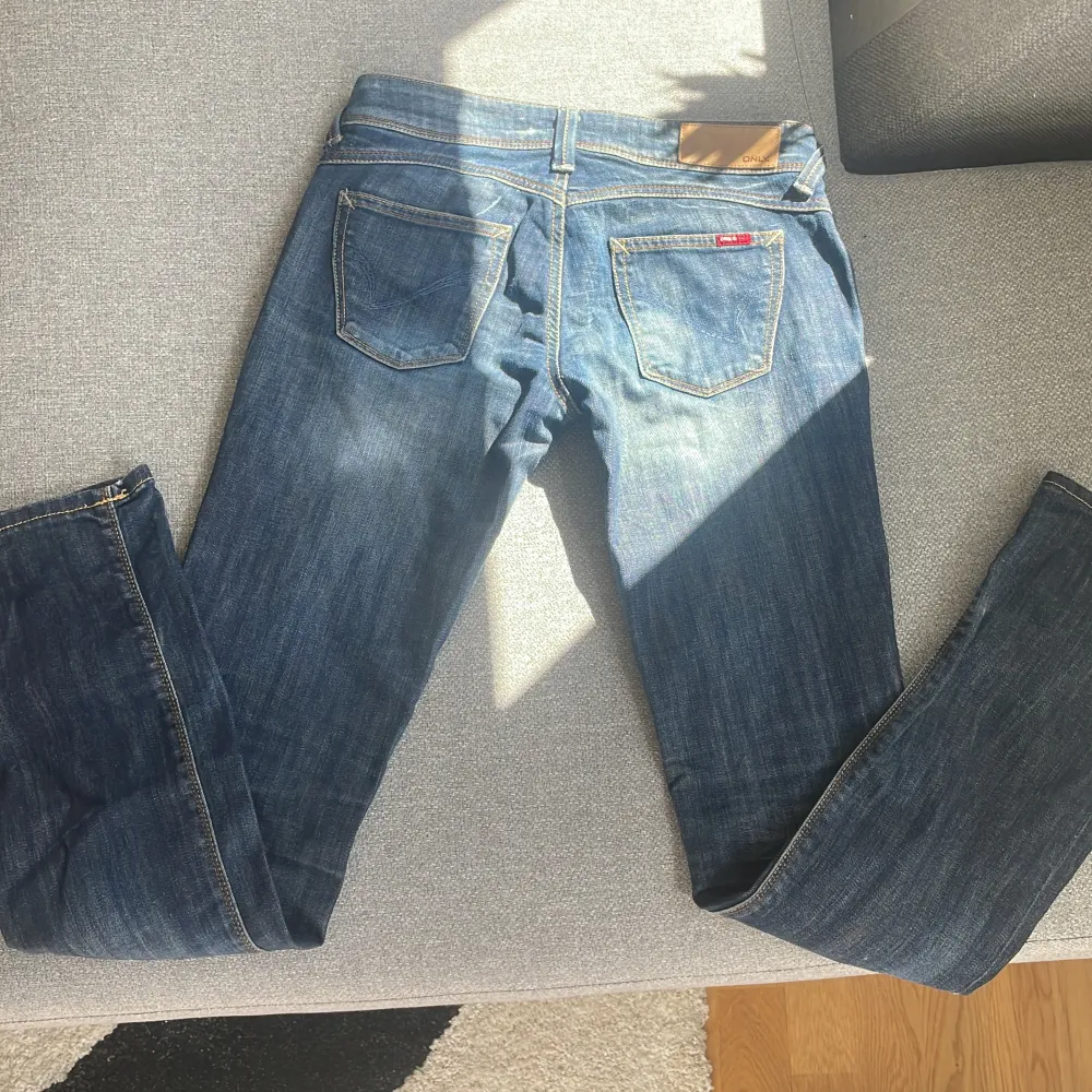 fina lågmidjade jeans, är i storlek W27 och L32. väldigt bra skick.. Jeans & Byxor.