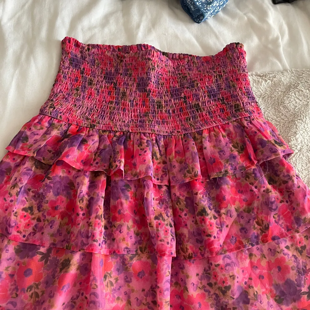 Jätte fin blommig kjol perfekt till sommaren, köpt från bikbok i storlek S, endast använt två gånger. Köpt förra sommaren. Säljer pga har för många kjolar. Hör av dig vid intresse💕. Kjolar.