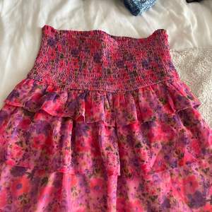 Jätte fin blommig kjol perfekt till sommaren, köpt från bikbok i storlek S, endast använt två gånger. Köpt förra sommaren. Säljer pga har för många kjolar. Hör av dig vid intresse💕