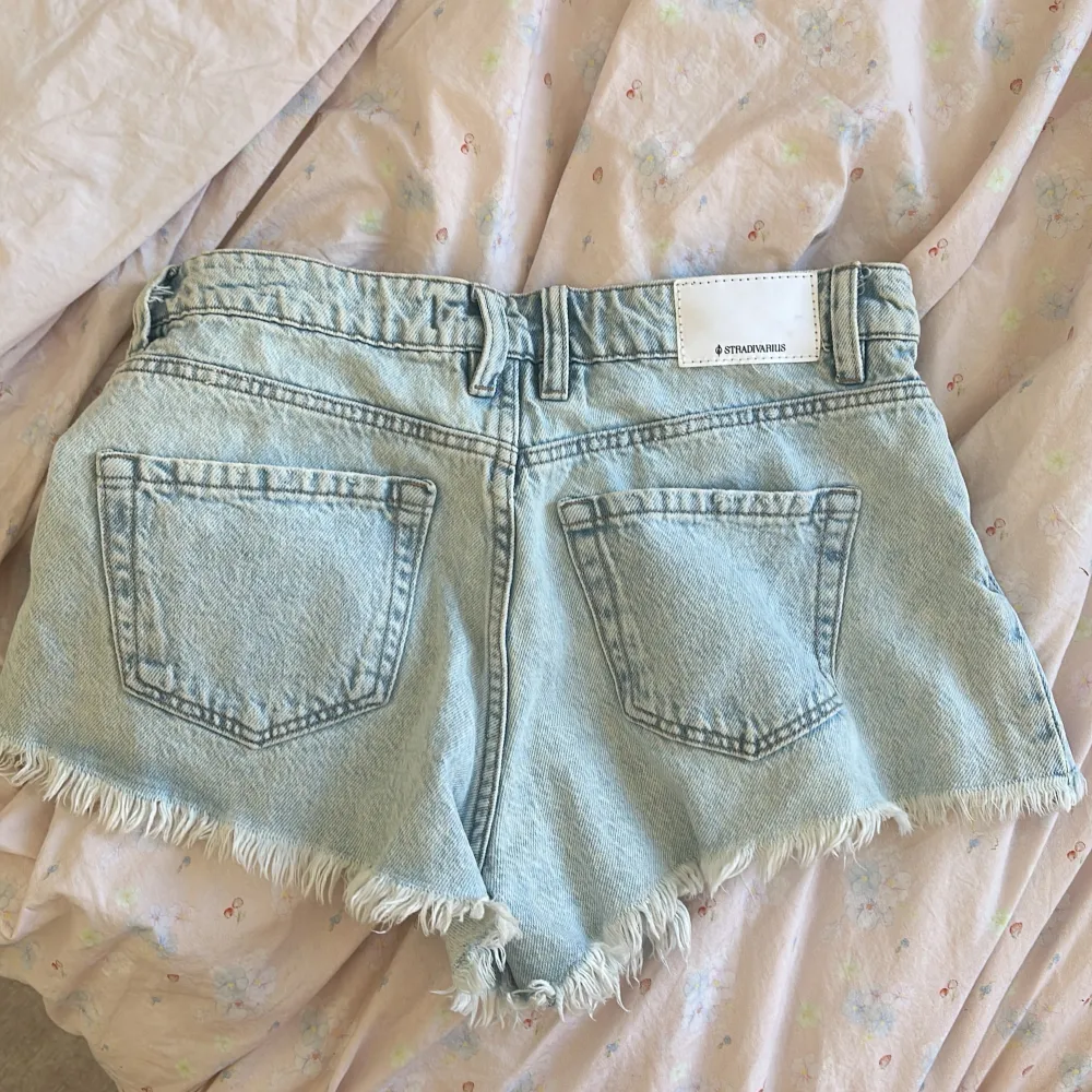 Superfina light wash jeans-shorts från stradivarius, älskar dom men dom är tyvär för små för mig. Shorts.