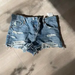 Jeans shorts från zara, säljer då dom är lite små för mig❤️skriv för fler bilder eller frågor!