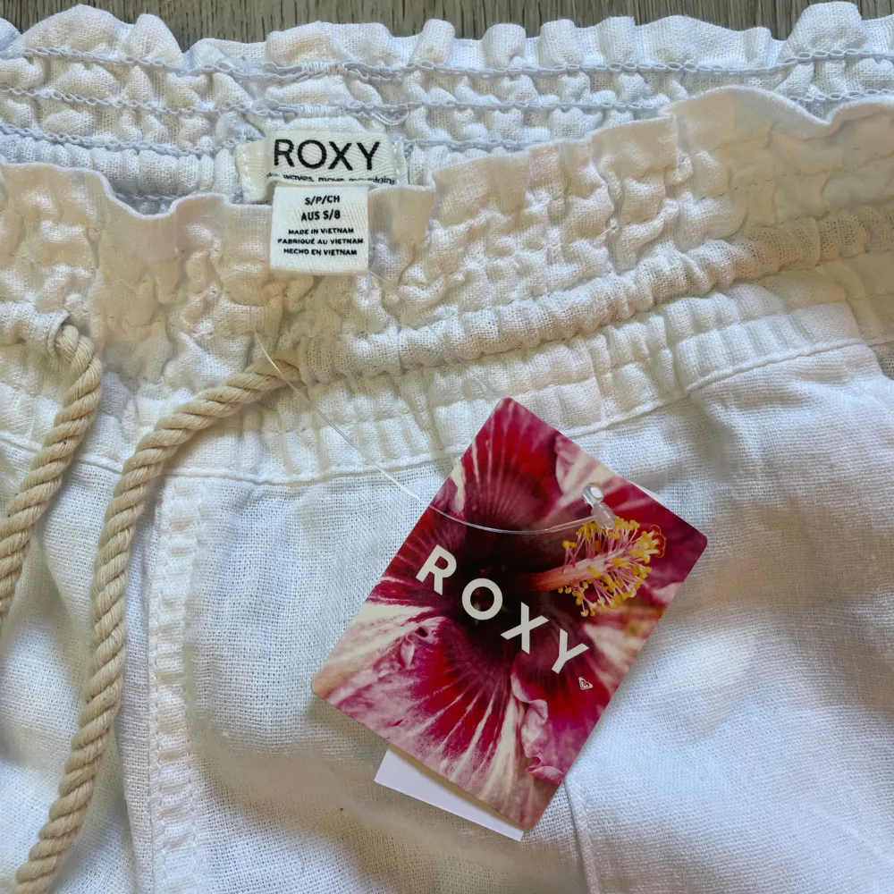 Intressekoll på dessa vita linnebyxor från roxy i storlek s. Då jag ej användt dem och har inget behov av dem just nu!💓. Jeans & Byxor.