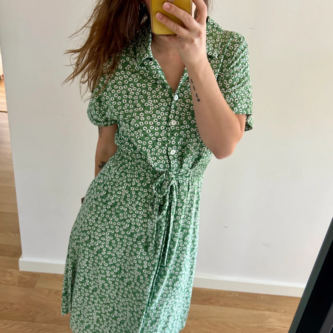 Blommig grön klänning  - 90