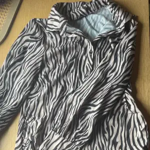 Jättefin zebra mönstrad klänning som aldrig kommit till användning och är nu förliten för mig.🌸