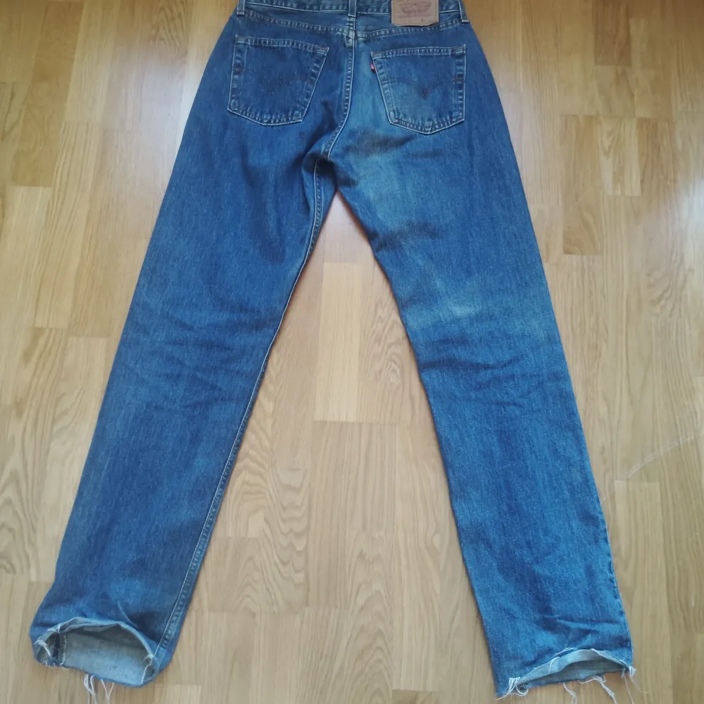 Säljer dessa Levis jeans i storlek w31. Säljer de för att de inte kommit till användning. De är i väldigt bra skick utan några fläckar.. Jeans & Byxor.