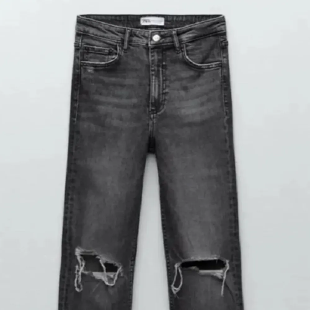 Använda fåtal gånger. Bootcut jeans från zara. Inga defekter. . Jeans & Byxor.