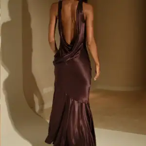 Meshki Satin klänning i Bronze-brun färg. Aldrig använd. Nypris 1500❤️ Är i storlek XS men sitter som S. Hade varit jättefin till en bal!