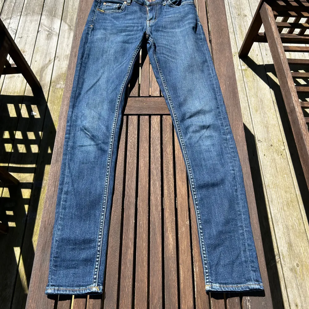 Fett snygga slim jeans från Tiger of Sweden, kostar ungefär 1500 nya och säljer dem endast för 900kr  Priset kan diskuteras vid snabb affär! Storleken är 164 och skicket är 10/10 de är aldrig använda!. Jeans & Byxor.