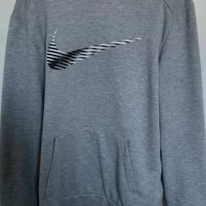 Nike hoodie i bra skick Size M men passar också L, köpt den till 550. Skriva på dm om du har frågor, pris kan diskuteras 