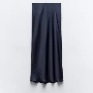 Säljer denna superfina kjolen från Zara! Modellen heter ”Medellång Blank Kjol” och den är helt slutsåld 💞endast testad 