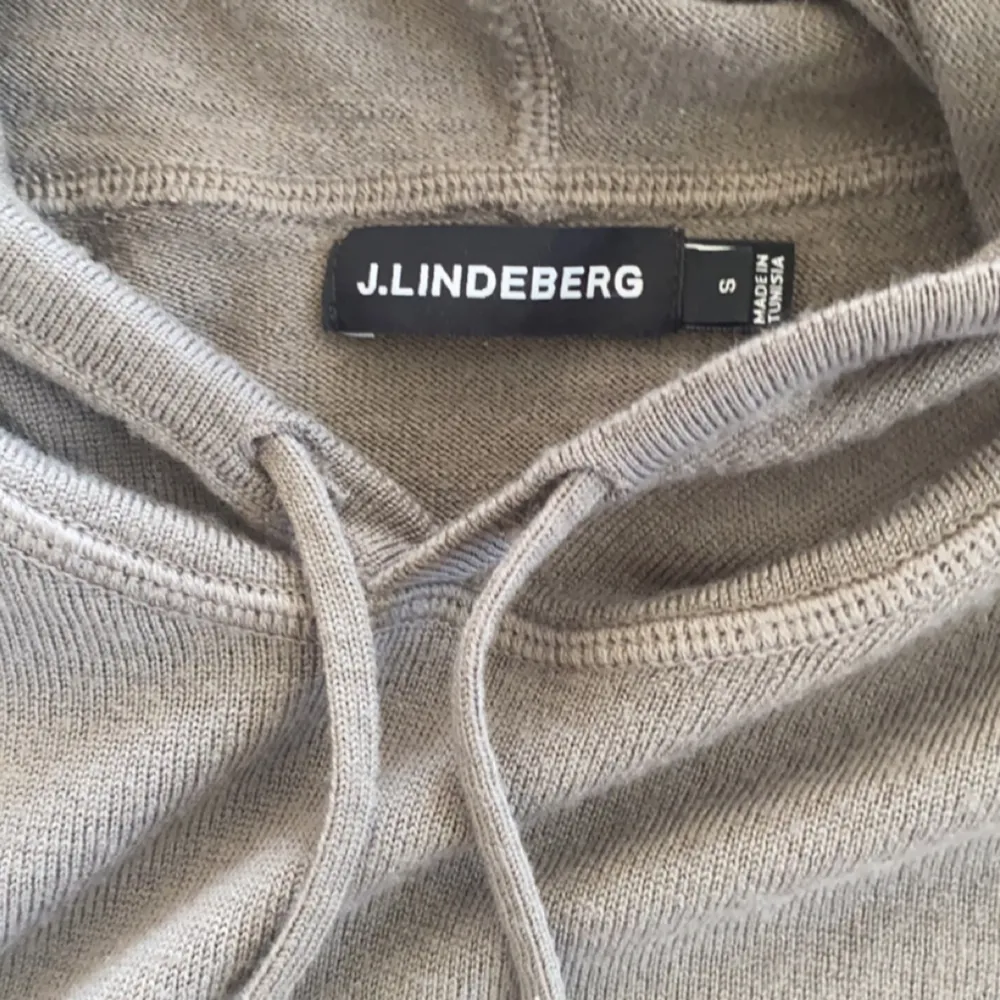 Säljer den här Merino ull hoodien från J.Lindberg. Det finns en liten defekt under framsidan men det är självklart lagat (se bild). Nypris: 1300  Hör av er vid funderingar!. Hoodies.