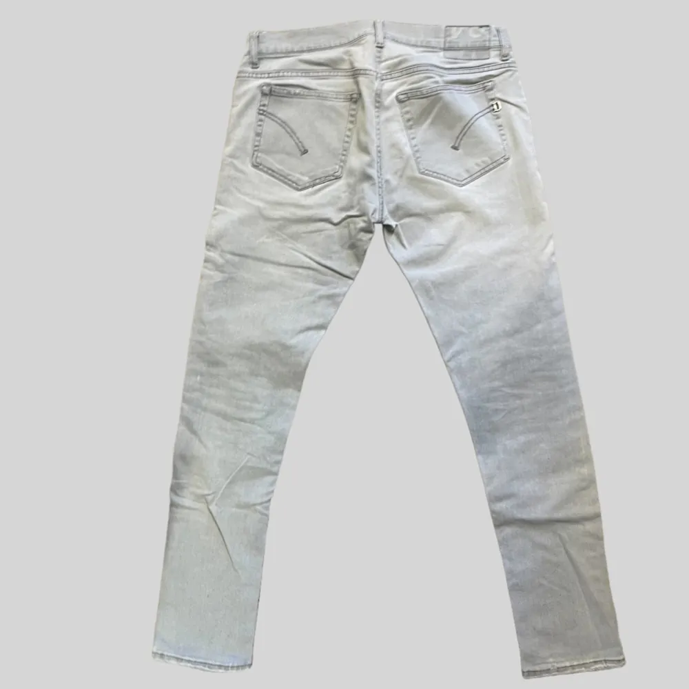Säljer dessa riktigt feta jeans i från lyx märket dondup jeansen perfekt för dig som söker ett par goa slim fitt jeans! Vid frågor och funderingar skriv gärna! . Jeans & Byxor.