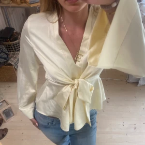 Blus - SUPER snygg verkligen!!! Den är ljusgul/beige, såå fin💓💓 man kan ha till såå många tillfällen, tex skola, fest, middag mm